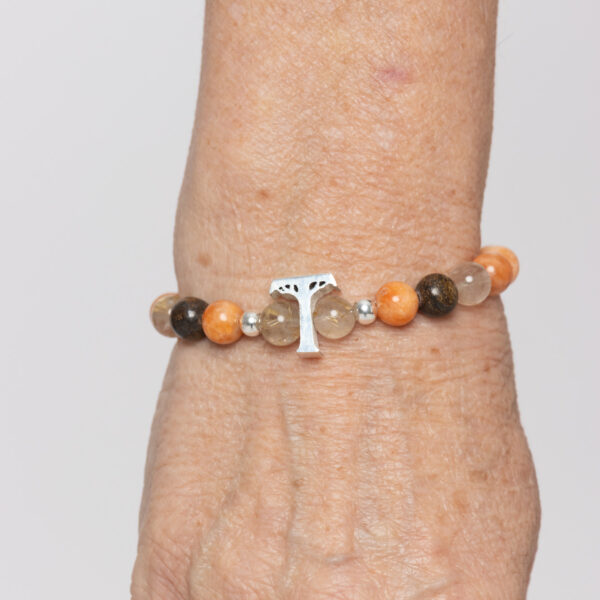 Pulsera Kori plata: calcita naranja, cuarzo rutilado, broncita, cuentas de plata y logo Temba en plata maciza (Alegría)