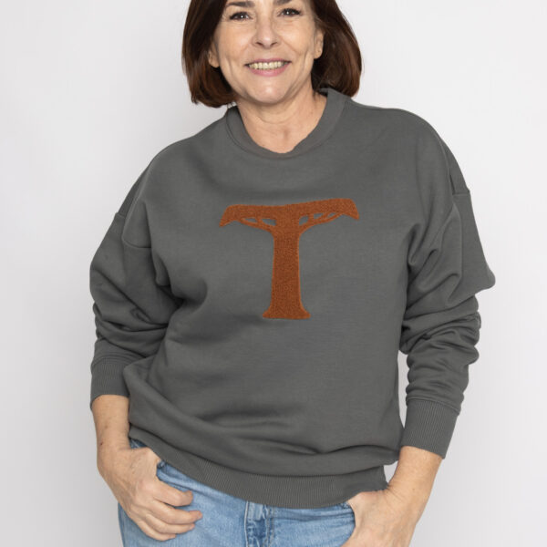 proteccion-sudadera–gris-refugio-bordado-chenilla-algodon-organico-poliester-reciclado-unisex-02