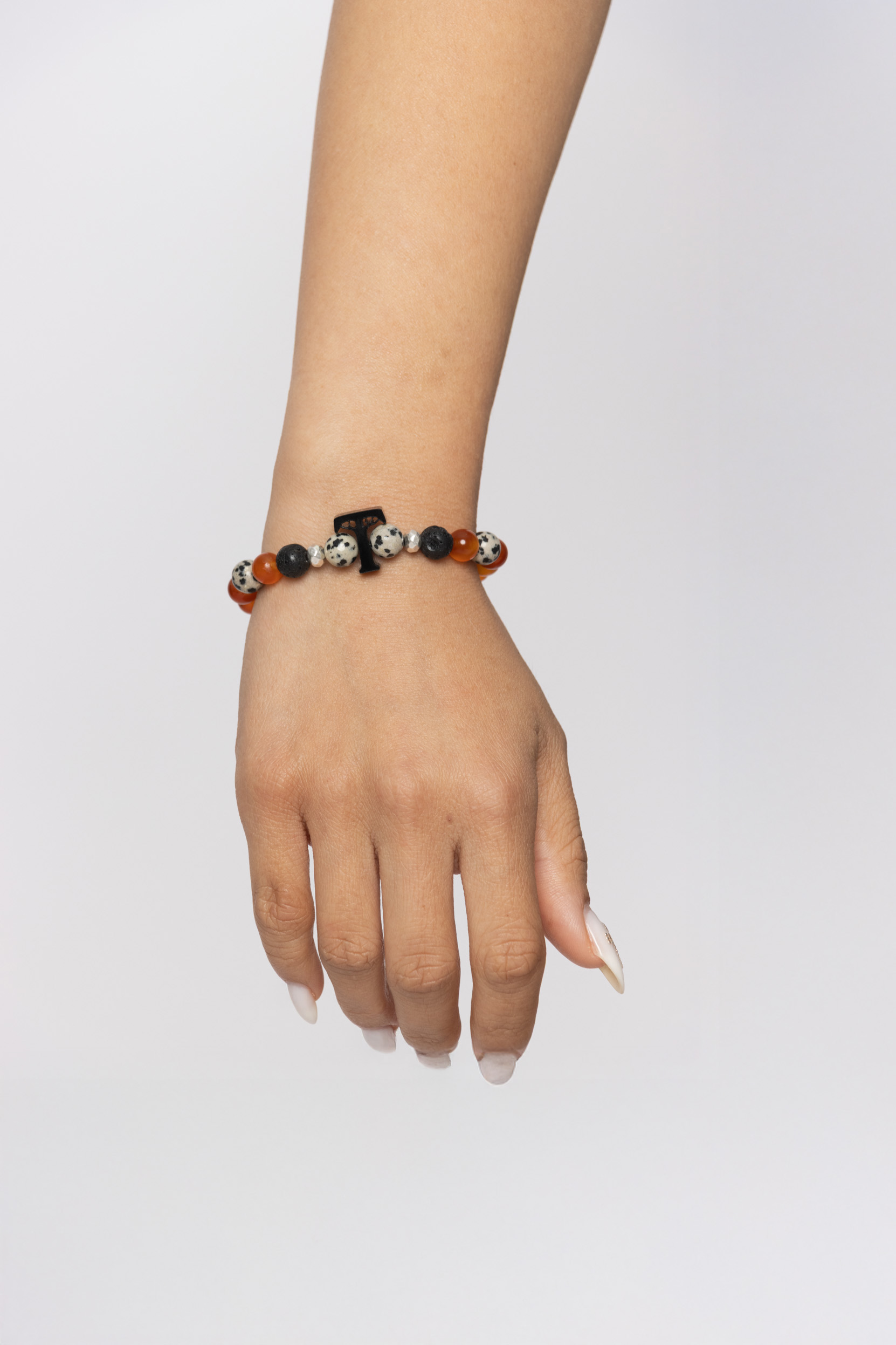 Pulsera Kori esencial con cornalina, jaspe dálmata, lava, cuentas con baño de plata y logo Temba en metacrilato (Alegría) - Imagen 5