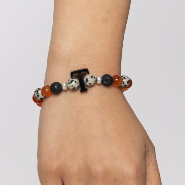 Pulsera Kori esencial con cornalina, jaspe dálmata, lava, cuentas con baño de plata y logo Temba en metacrilato (Alegría)