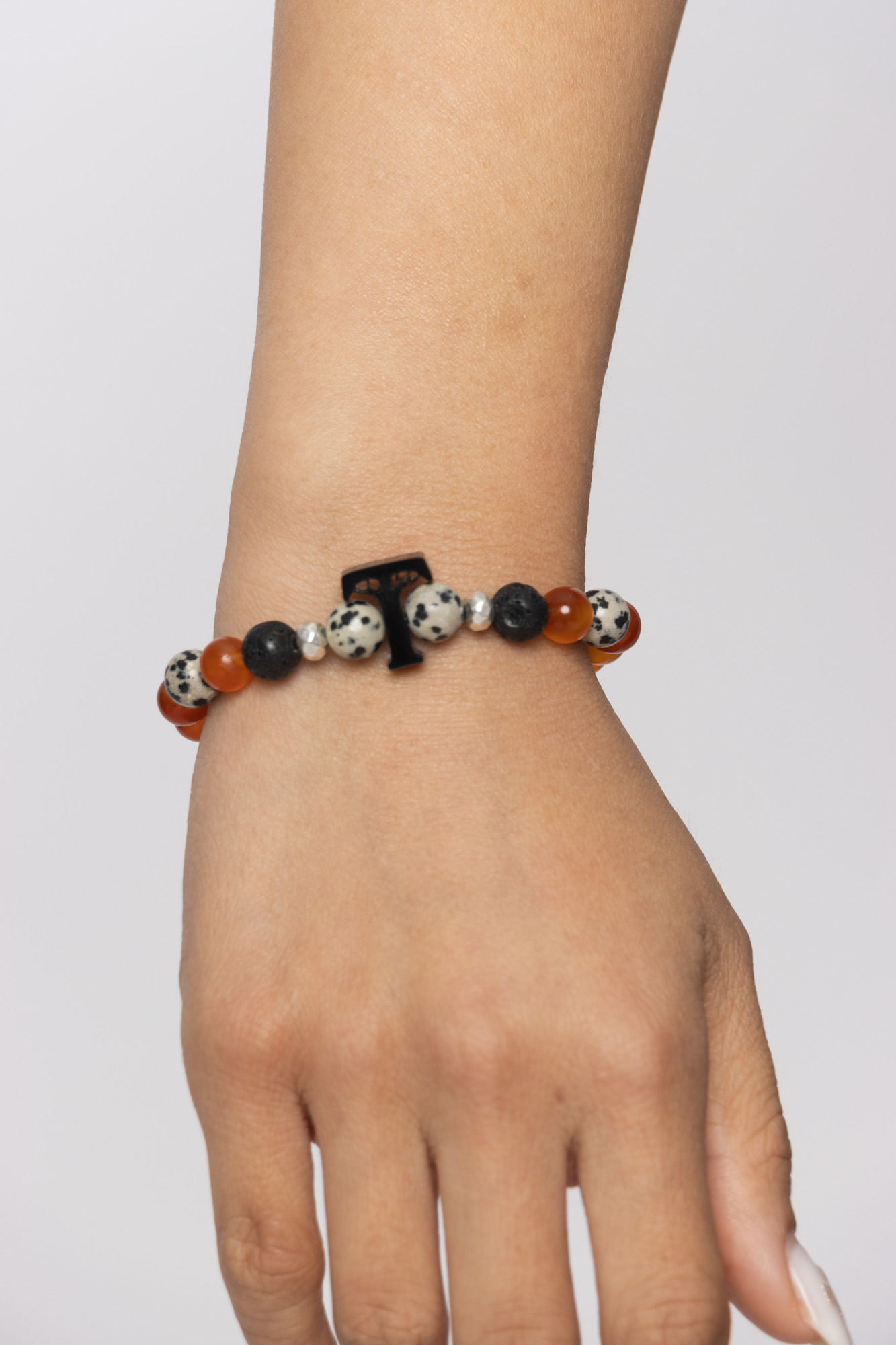 Pulsera Kori esencial con cornalina, jaspe dálmata, lava, cuentas con baño de plata y logo Temba en metacrilato (Alegría)
