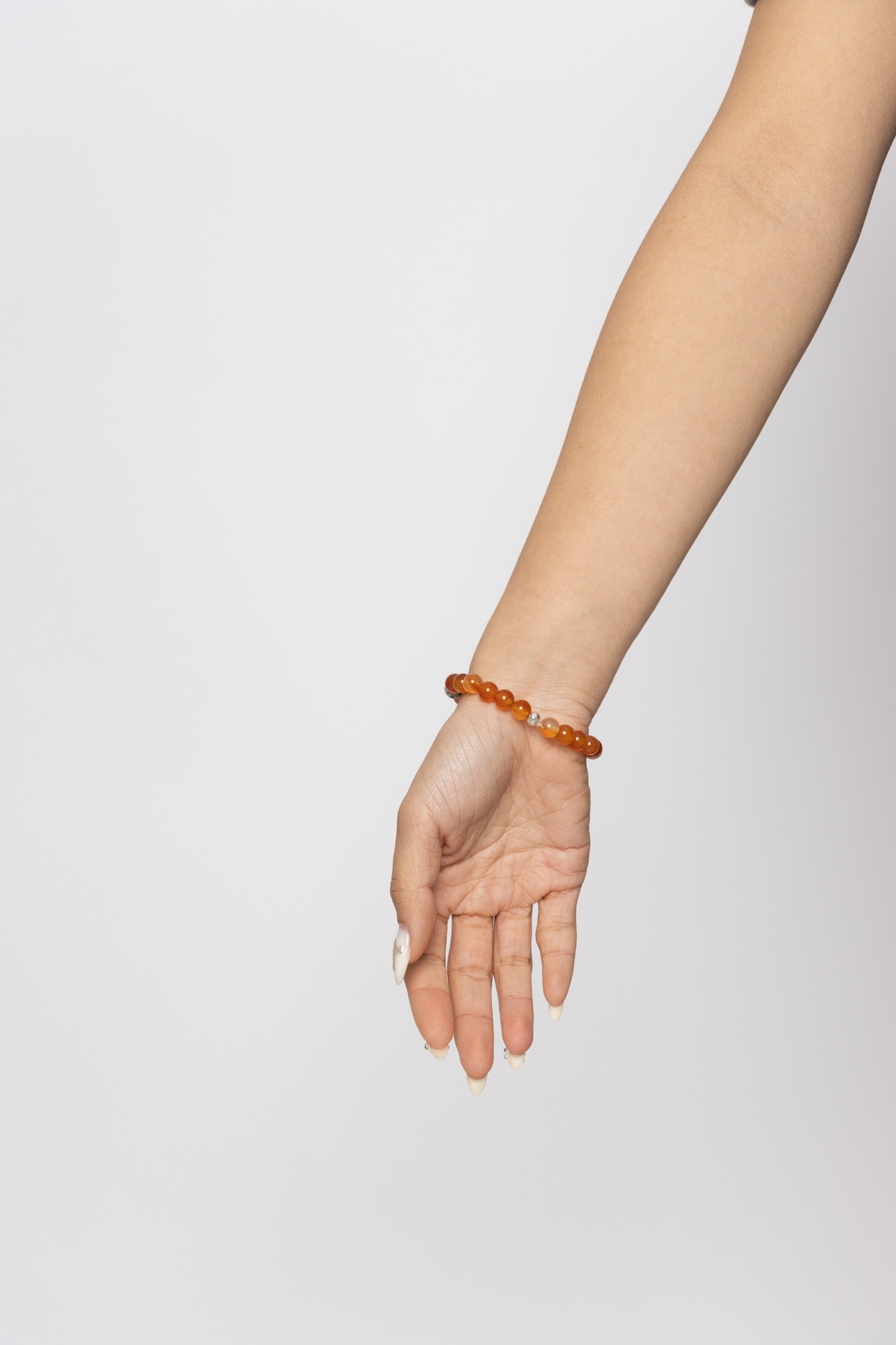 Pulsera Kori esencial con cornalina, jaspe dálmata, lava, cuentas con baño de plata y logo Temba en metacrilato (Alegría) - Imagen 3