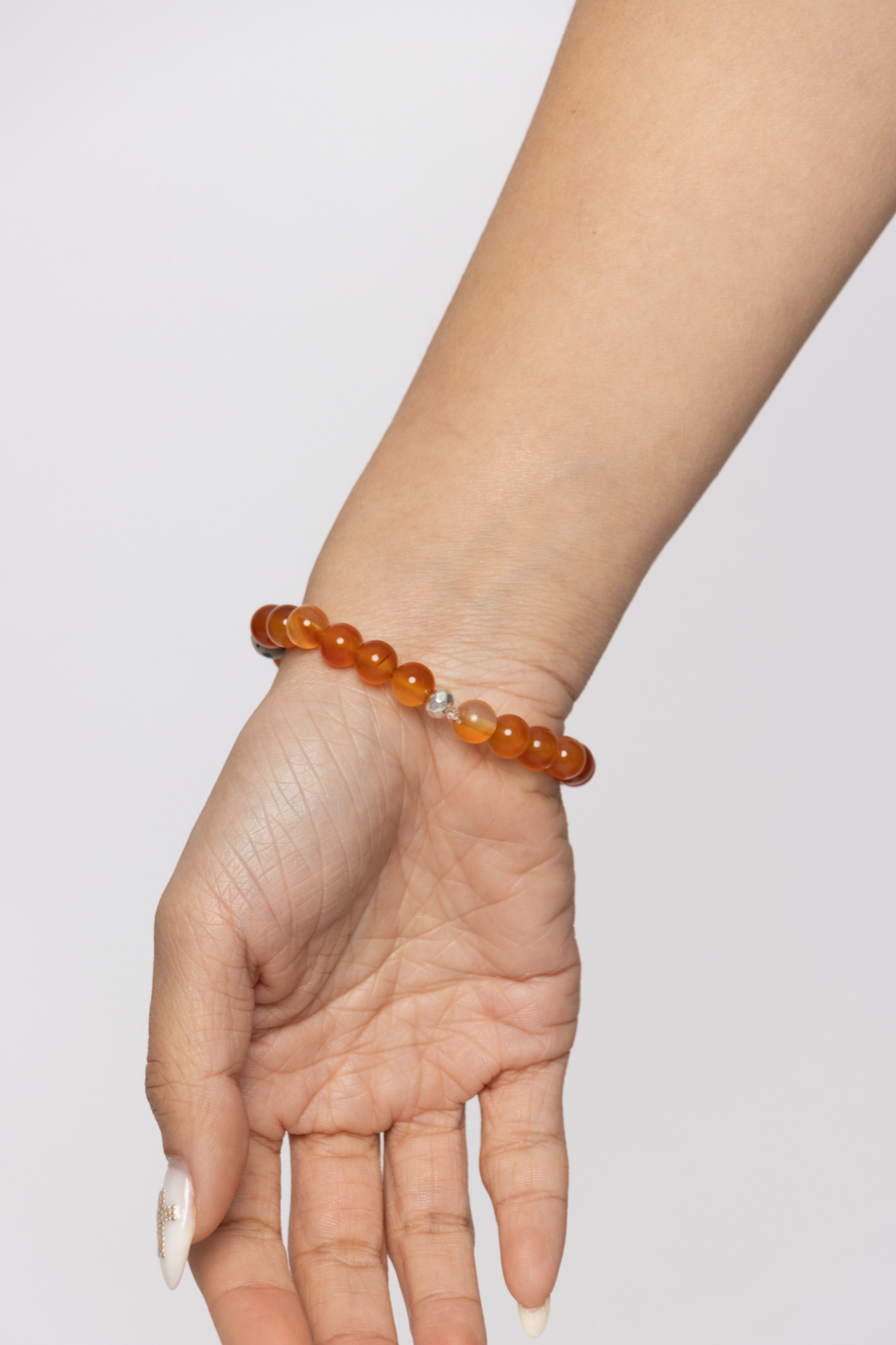 Pulsera Kori esencial con cornalina, jaspe dálmata, lava, cuentas con baño de plata y logo Temba en metacrilato (Alegría) - Imagen 4
