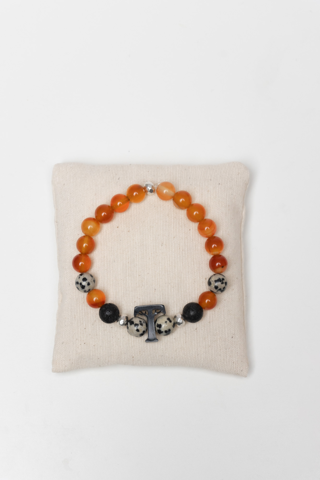 Pulsera Kori esencial con cornalina, jaspe dálmata, lava, cuentas con baño de plata y logo Temba en metacrilato (Alegría) - Imagen 2