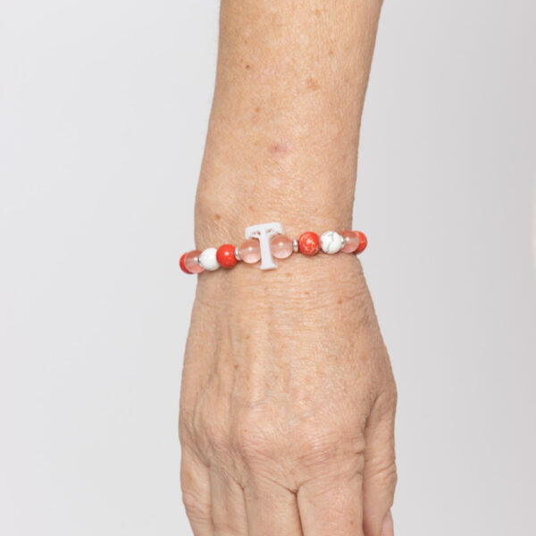Pulsera ZEST esencial: Jaspe imperial rojo, cuarzo rosa sandía, howlita, cuentas con baño de plata y logo Temba de metacrilato. (Vitalidad)