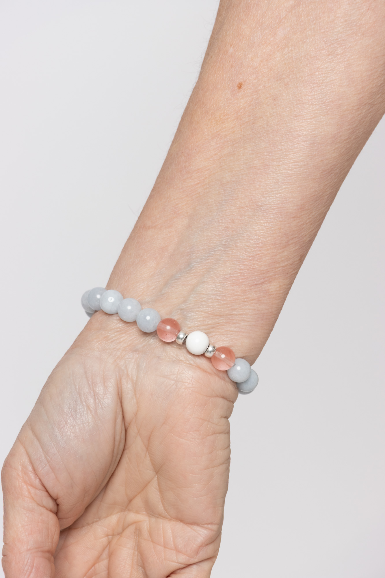 Pulsera SERENA esencial con aguamarina, howlita, cuarzo rosa, cuentas con baño de plata y logo Temba de metacrilato. (Calma) - Imagen 3