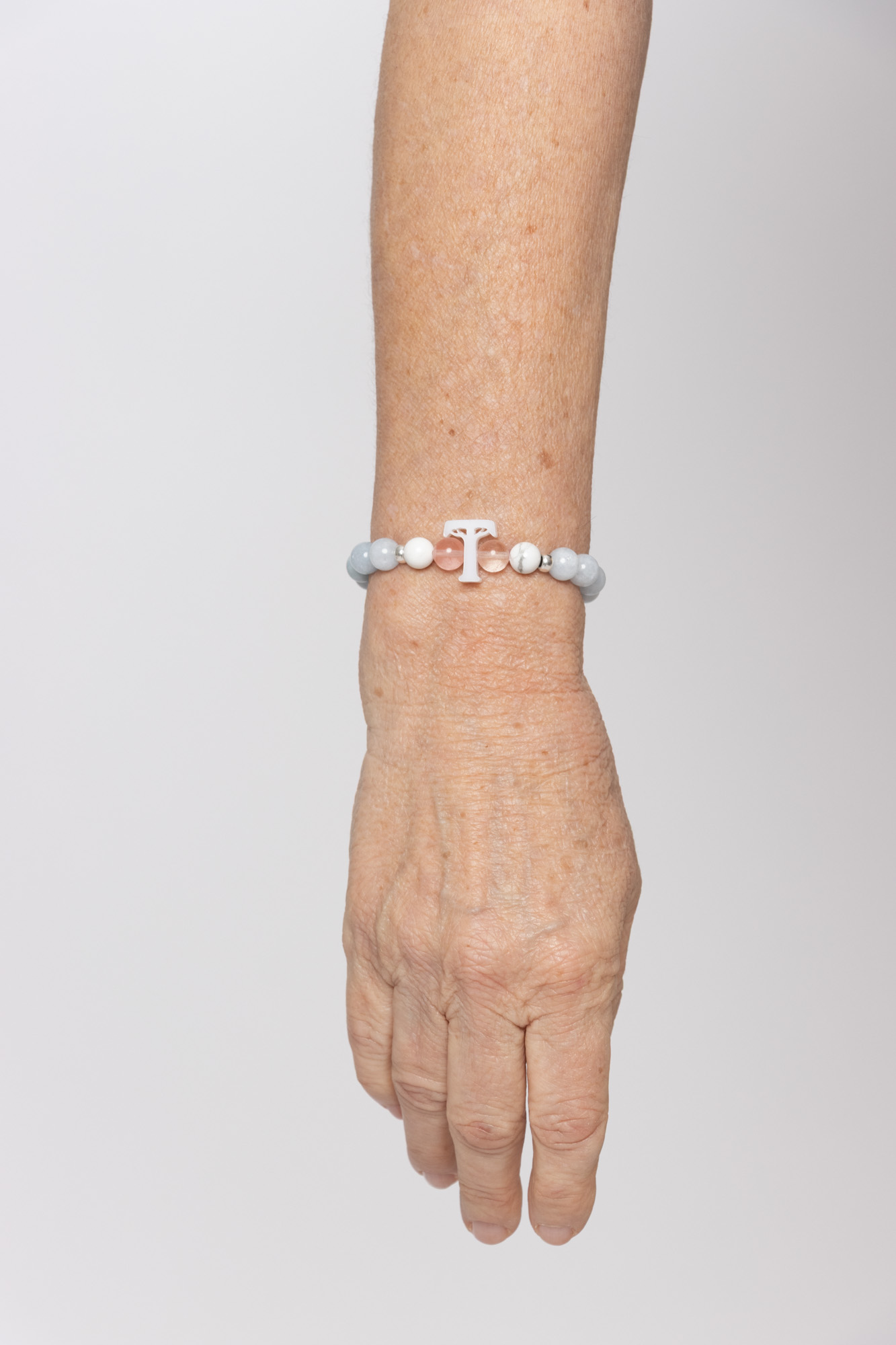 Pulsera SERENA esencial con aguamarina, howlita, cuarzo rosa, cuentas con baño de plata y logo Temba de metacrilato. (Calma) - Imagen 4