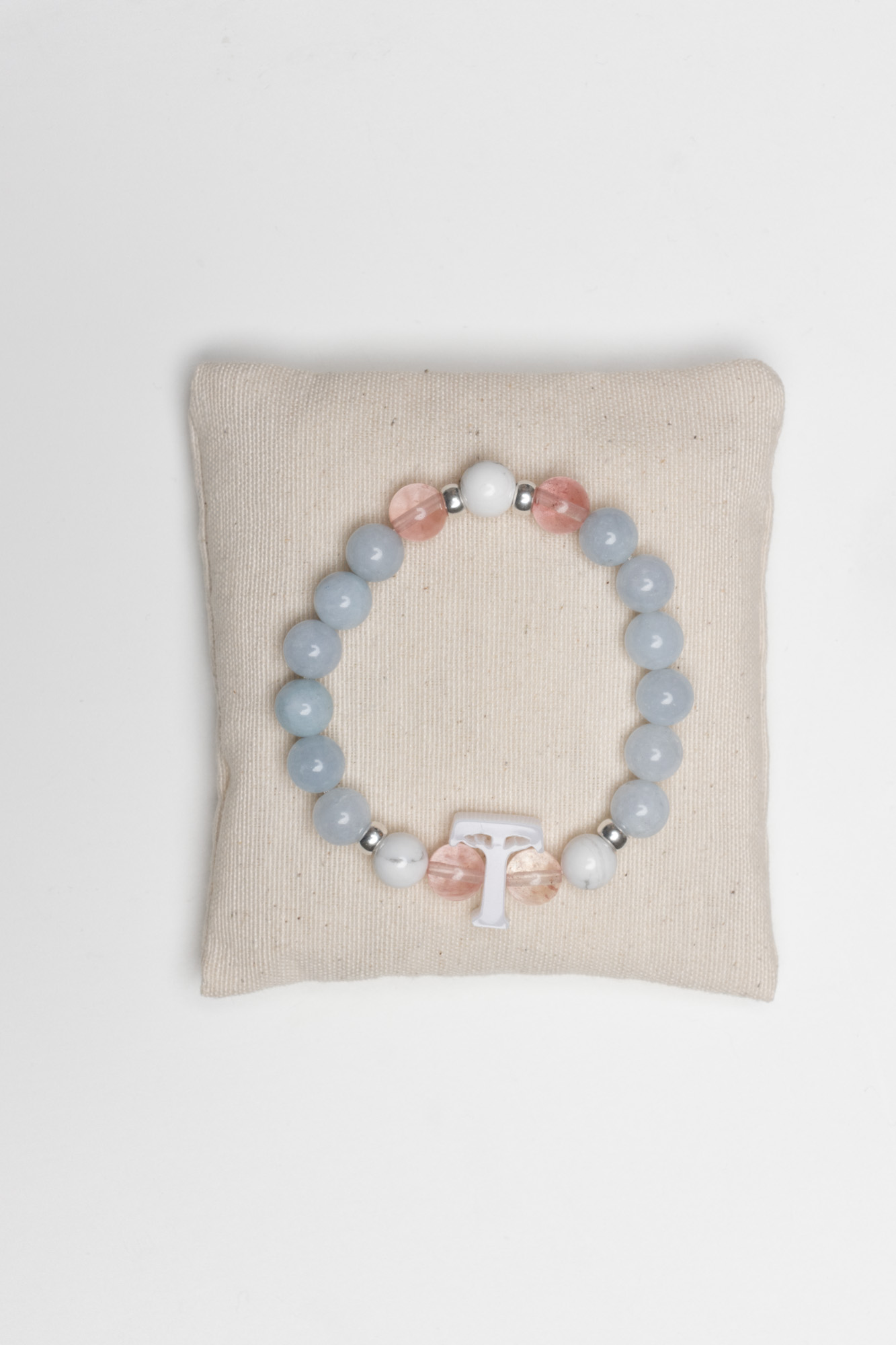 Pulsera SERENA esencial con aguamarina, howlita, cuarzo rosa, cuentas con baño de plata y logo Temba de metacrilato. (Calma) - Imagen 5