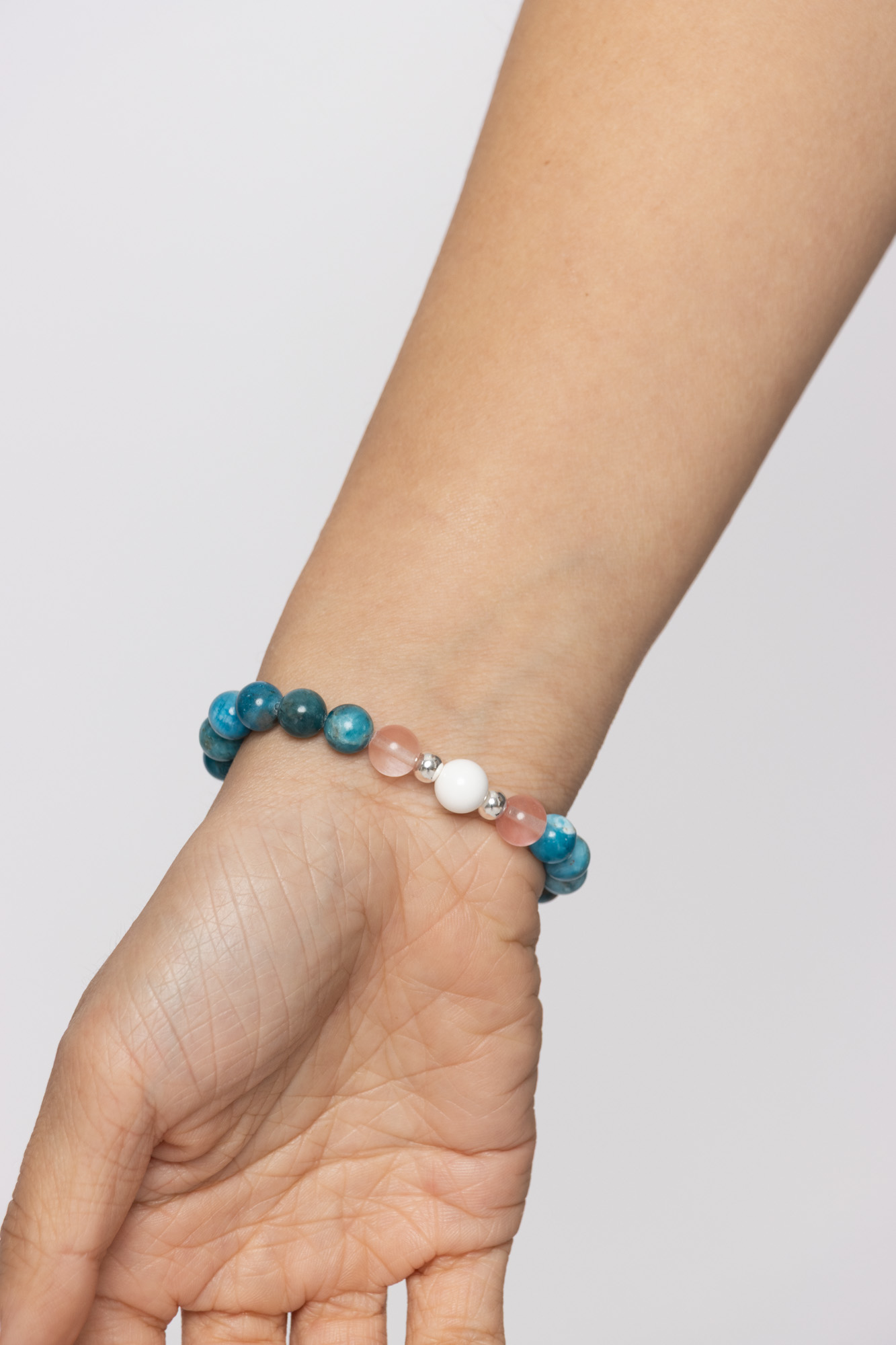 Pulsera SERENA plata con Apatita, Tridacna, Cuarzo rosa sandía, cuentas de plata y logo Temba en plata maciza. (Calma) - Imagen 4