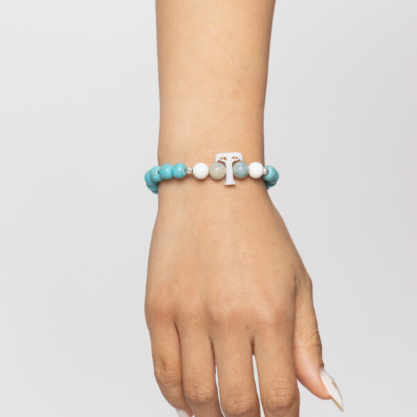 Pulsera HAPI esencial con Turquesa reconstituida, Hackmanita, Howlita, cuentas con baño de plata y logo Temba de metacrilato. (Conexión)
