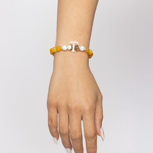 Pulsera AMAY esencial: ágata amarilla, ágata, howlita, cuentas con baño de plata y logo Temba en metacrilato. (Confianza)