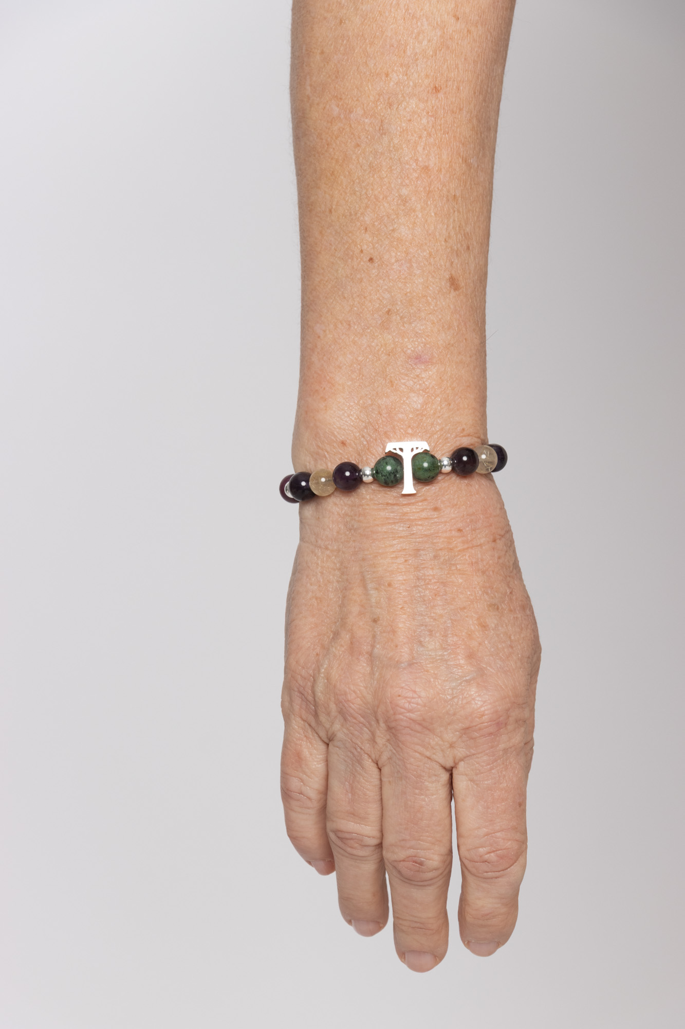Pulsera SELVA plata con Zoisita con rubí, Cuarzo rutilado, amatista, cuentas de plata y logo Temba en plata maciza. (Equilibrio)