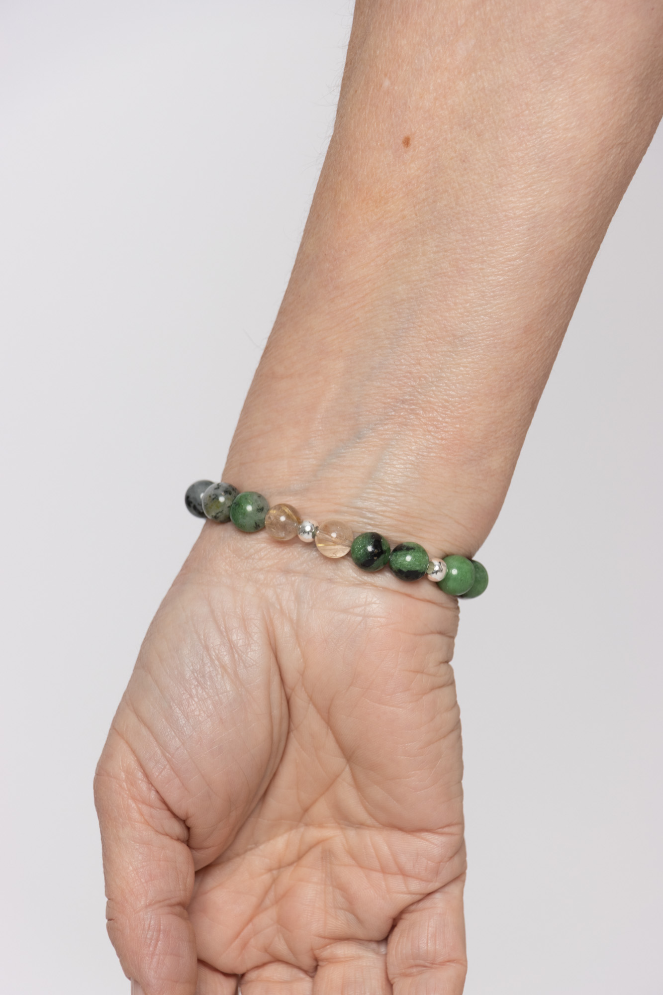 Pulsera SELVA plata con Zoisita con rubí, Cuarzo rutilado, amatista, cuentas de plata y logo Temba en plata maciza. (Equilibrio) - Imagen 4