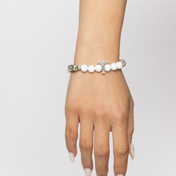 Pulsera KORU plata con tridacna, jaspe dálmata, cuentas de plata y logo Temba de plata maciza. (Nuevos comienzos)