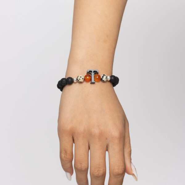 Pulsera IGNIS esencial con lava, cornalina, jaspe dálmata, cuentas con baño de plata y logo Temba en metacrilato. (Protección)