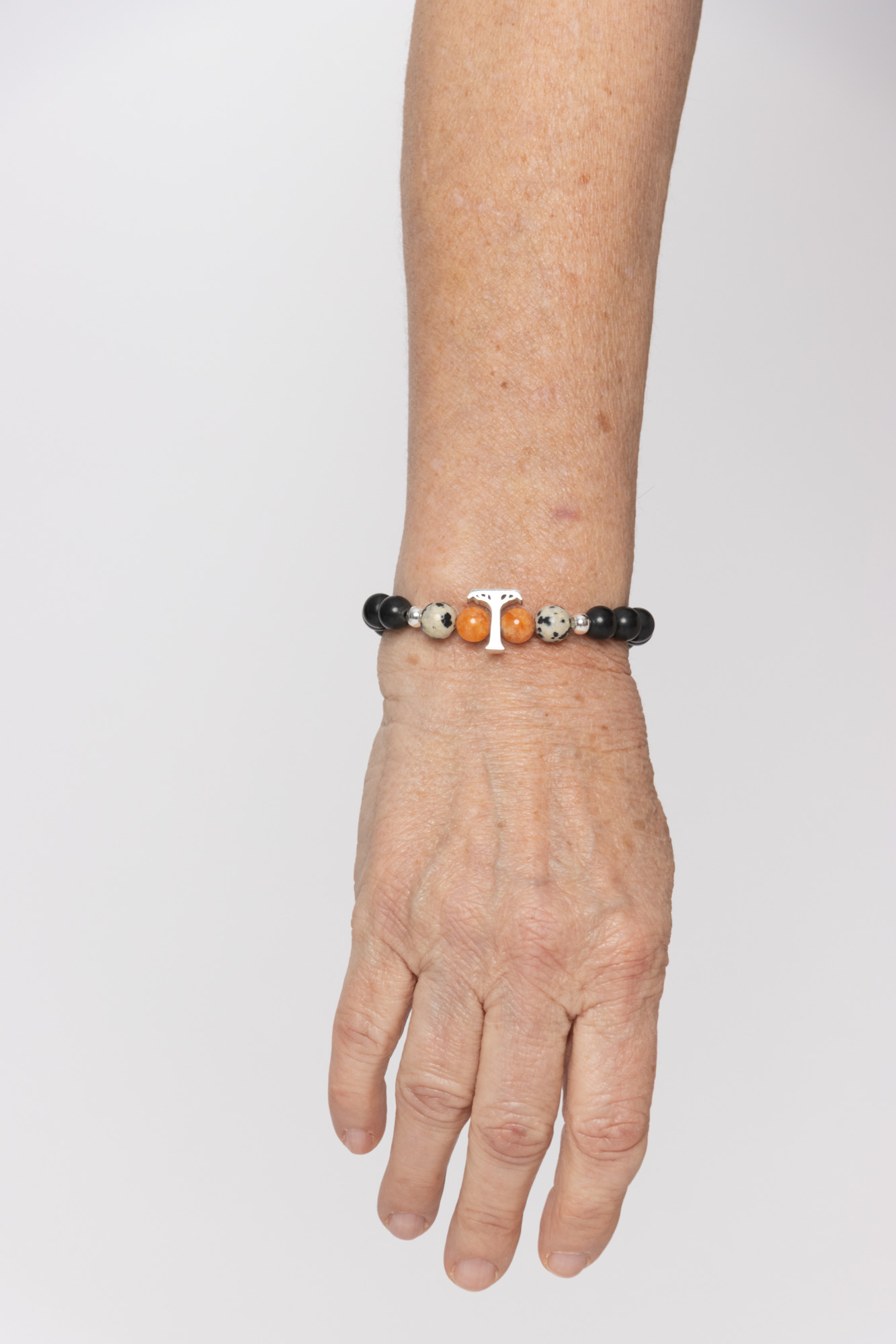 Pulsera IGNIS plata con Shunguita, calcita naranja, jaspe dálmata, cuentas de plata y logo Temba de plata maciza. (Protección)