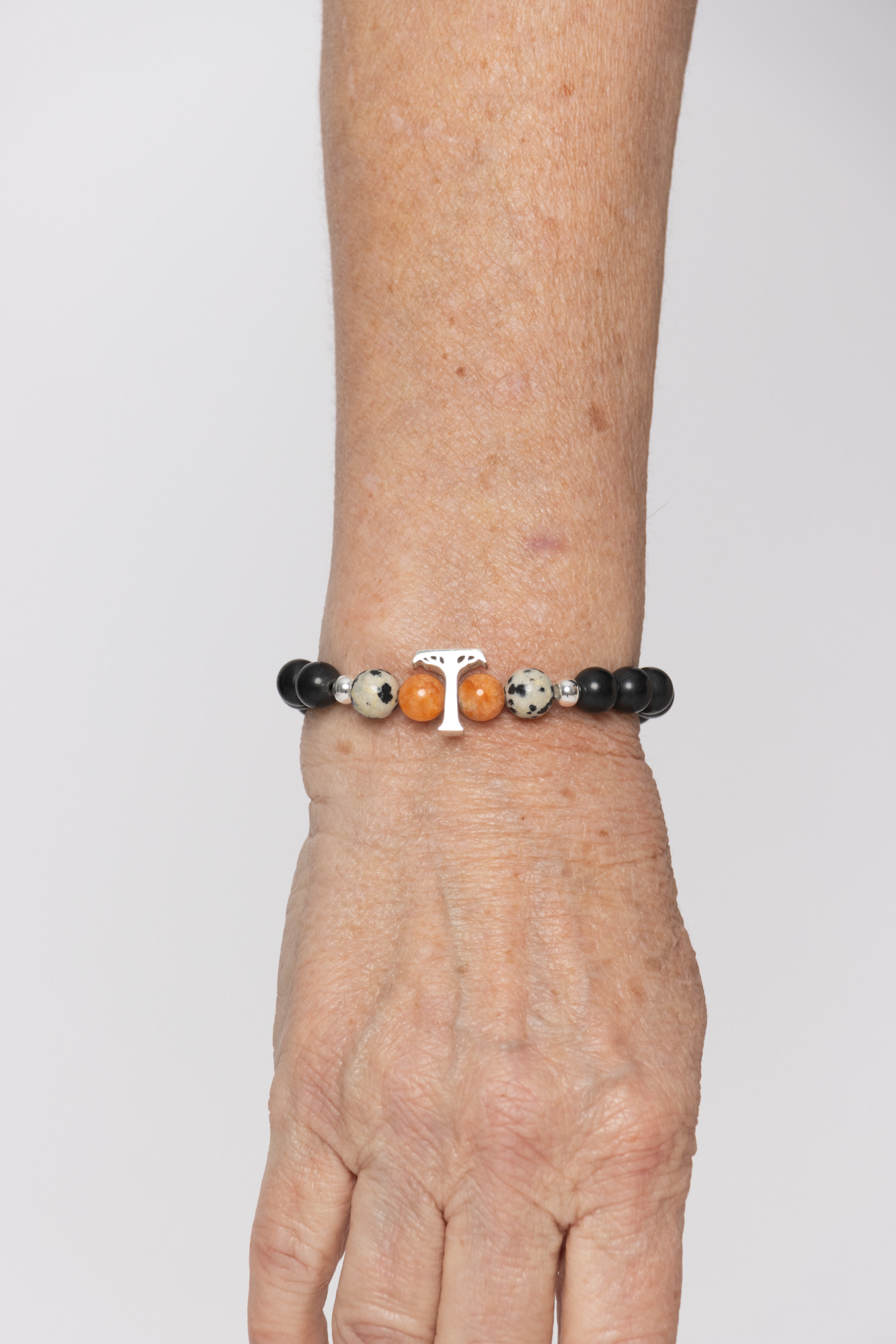 Pulsera IGNIS plata con Shunguita, calcita naranja, jaspe dálmata, cuentas de plata y logo Temba de plata maciza. (Protección) - Imagen 2