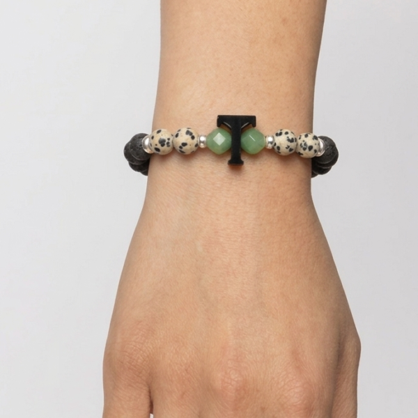 Pulsera Janubio esencial: Lava, olivina y jaspe dálmata. Logo de Temba en metacrilato y cuentas con baño de plata (Protección)